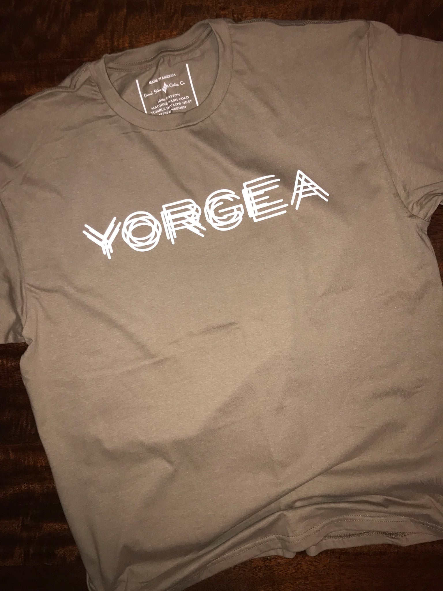 YORGEA BROWN SAVANA CLASSIC LOGO TEE